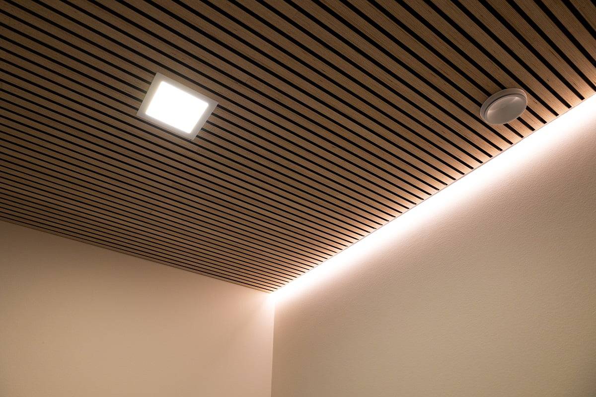 Iluminación general en una sala de trabajo con una luminaria Panel 200 e iluminación indirecta procedente de una ranura dejada en el embellecedor. © LedStore.fi